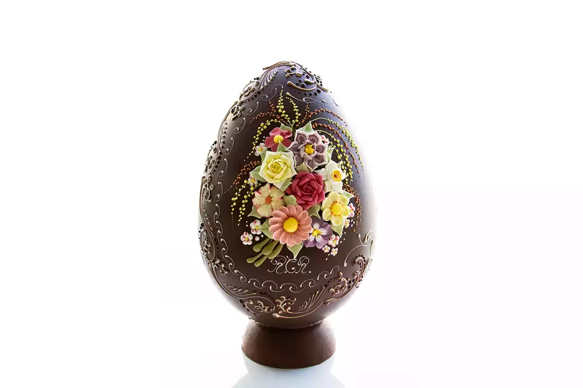 La preziosa decorazione di un uovo di Roberto Cantolacqua Ripani La mano dell&rsquo;artigiano per modellare il dolce di Pasqua